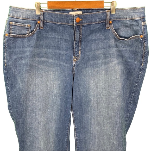 Lane Bryant Short Inseam Signature Fit Mid-Rise Straight Leg Jeans - Picture 2 of 15